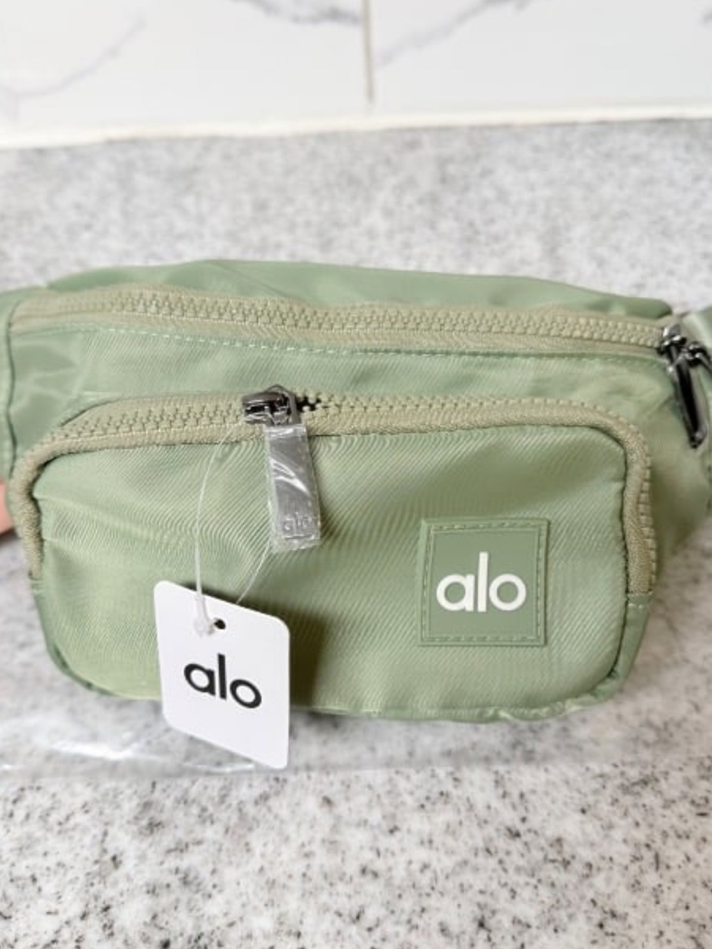 ALO Yoga Light Green Belt Bag / Fanny Pack - Picture 16 of 16